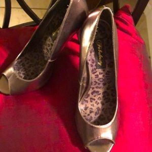 Sz 8 Fabulosity Frenzi bronze/copper peeptoe heels